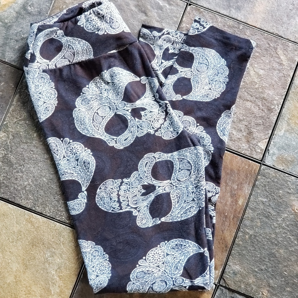 *LULAROE* PAISLEY SKULL LEGGINGS!